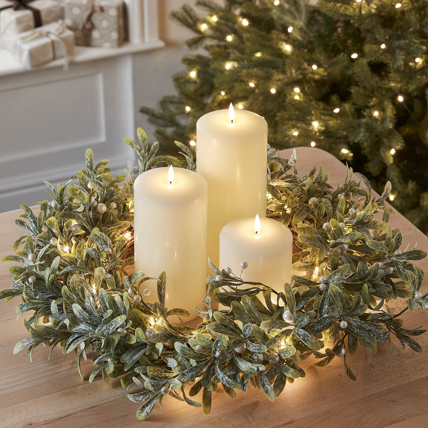 brei LED und Mistelzweig LED Kerzen – 60cm TruGlow® Trio Weihnachtskranz