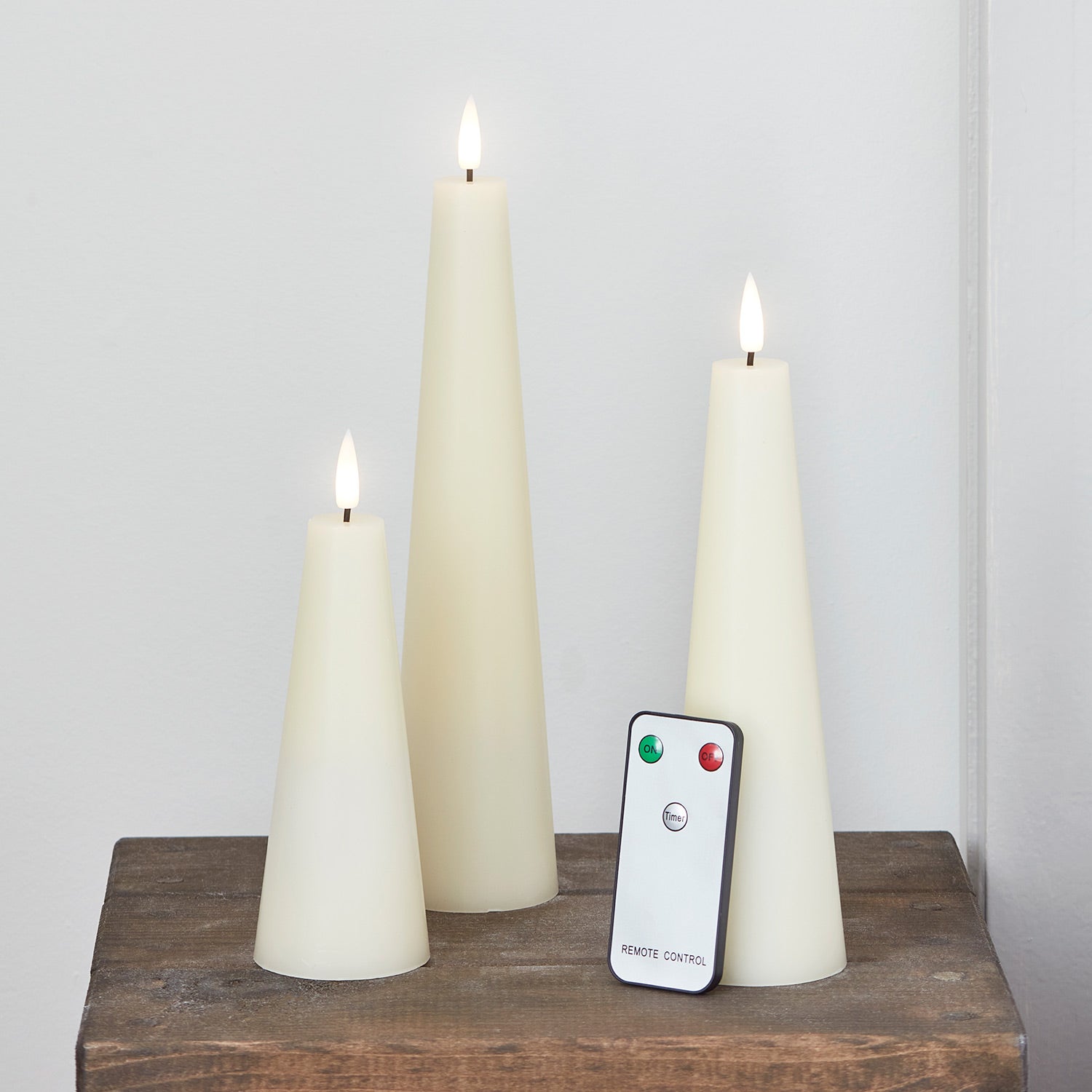 TruGlow® LED elfenbeinfarben Kerzen Kegelform mit Trio – Fernbedienung