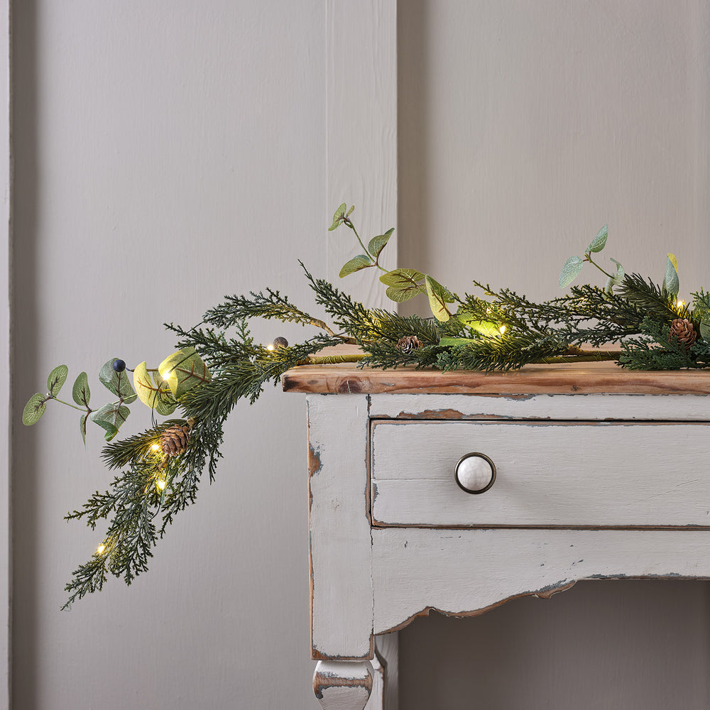 1,5m Weihnachtsgirlande Beeren und Tannenzapfen mit Micro Lichterkette