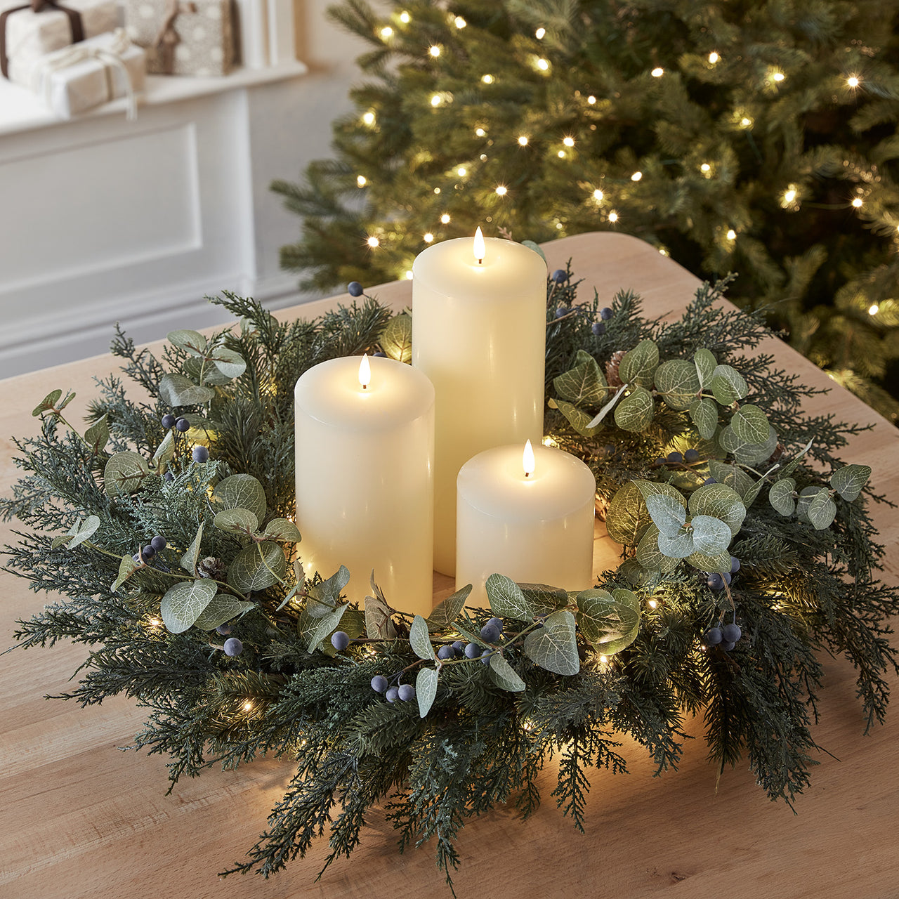 66cm Weihnachtskranz mit Beeren Tannenzapfen beleuchtet – und und TruGlo