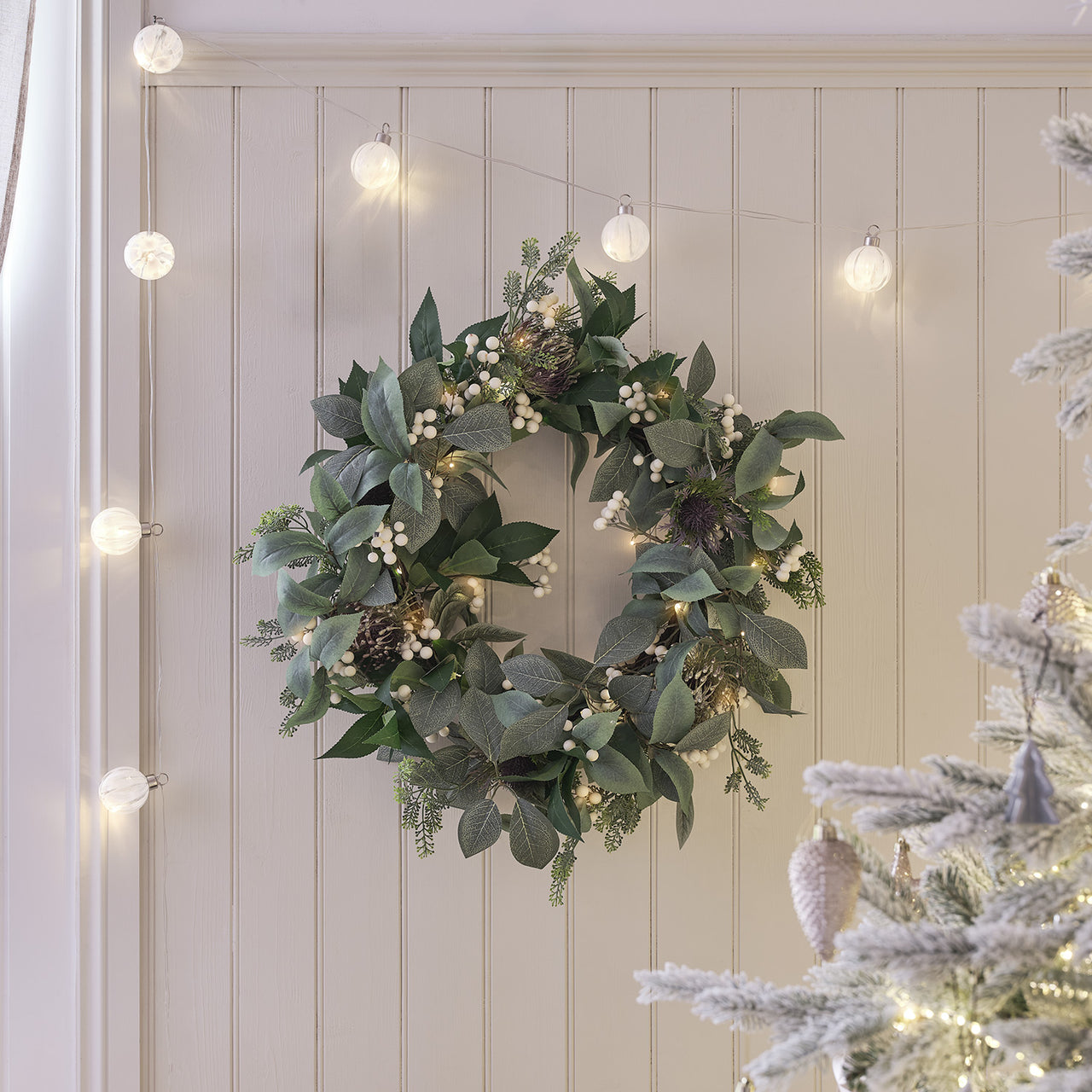 60cm Weihnachtskranz mit weißen Beeren mit Beleuchtung